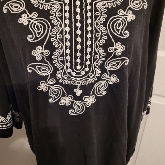Embroidered woman's tunic top - Picture 4 of 7